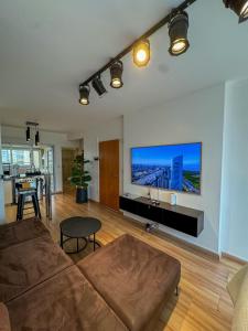 Foster Studio - Pacifico