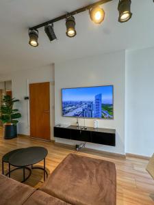 Foster Studio - Pacifico