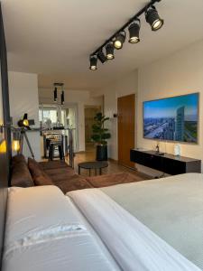 Foster Studio - Pacifico