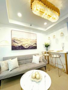 1BR Balcony Luxury Condo Shore 2 Near MOA & NAIA
