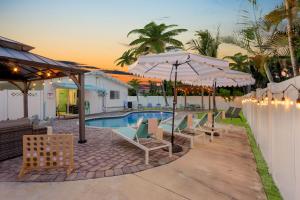 Luxury Heated Pool Oasis-10 mins to BEACH- Fast WiFi