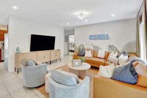 Luxury Heated Pool Oasis-10 mins to BEACH- Fast WiFi