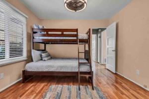 Rustic Coastal Retreat in Sunset Cliffs three beds & two baths