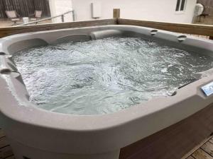 Haus on the Hill - Hot Tub & 1 Mile From Main St