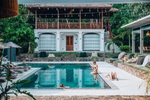 The Salty Pelican Yoga & Surf Retreat - 迪克韦勒