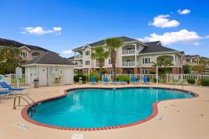 Top Floor @ Golf Condo- Sleeps 6- Pool Views-Grill by myBeach Vacation Rentals