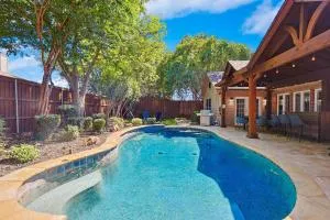 5BD 2BA w Backyard Oasis Pool Jacuzzi Firepit - Corinth