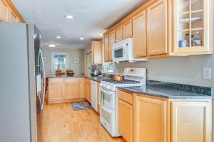 12 Mi to Ogunquit Beach: Maine Home w Deck!