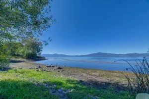 Lakefront Cabin with Water and Mtn Views in Chiloquin - Chiloquin