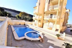 2BED FLAT WITH BIG LOUNGE&POOL!5min WALK TO BEACH!
