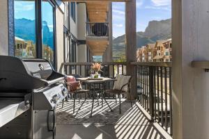 NEW Spacious MTN View Condo, PRIME location with Hot Tub, Free National Park Pass, Huge Patio, BBQ, Sleeps 7