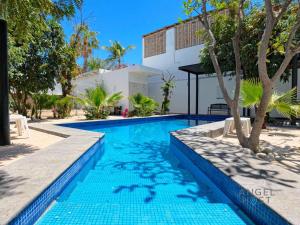 Commercial Zone Studios, Pool, BBQ and Beach 7 Blocks