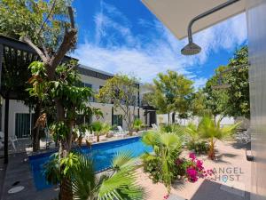 Commercial Zone Studios, Pool, BBQ and Beach 7 Blocks