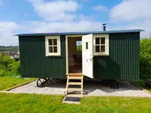 Hill Top Hideaway Shepherds Hut with Hot Tub - Woodham Mortimer