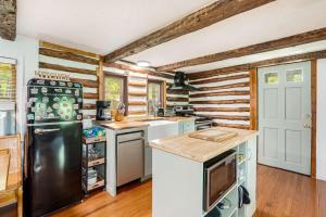 Modernized Log Cabin w Hot Tub Fire Pit & Views