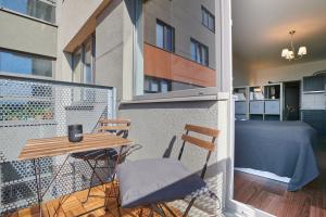 High-Sky O2 arena Apartment with garage parking and AC