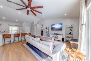 Beautiful home, centrally located to Parks with Pool