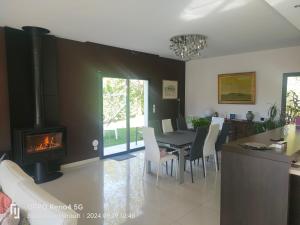 Villa Contemporaine Climatisée classée 4 étoiles - Vue panoramique sur la Vallée dOrb et le Caroux