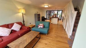 Beautiful home backthe woodland