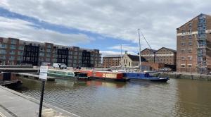 Gloucester - 2 Bed - Pet Friendly - Prime Location