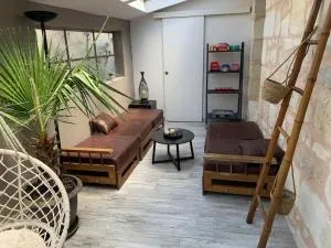 Maison pierre vue sur vignoble - Labarde