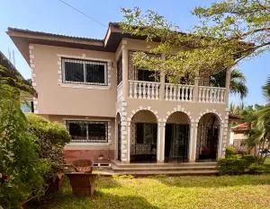 Akogo House - BnB , Hostel, Backpackers & Volunteer Center - Diani Beach