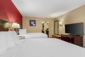 Queen Suite with Two Queen Beds - Non-Smoking room in Best Western of Alexandria Inn & Suites & Conference Center