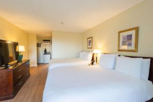 Summer Building - Ground Level room in Aspinquid Resort