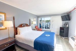 Wharf House Queen Inner Harbor View- Pet Friendly room in Fisherman's Wharf Inn