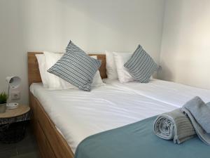 Ocean view by Charmes B