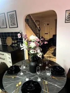 Beautiful house off-road free parking - Farnworth