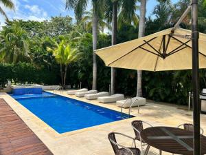Casa con piscina en condominio Campestre el Peñon