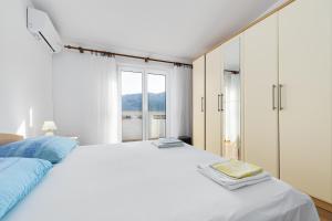 Apartments with parking space Baska, Krk - 23536