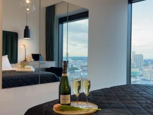 URBAN APARTMENTS GLOBAL SKYLINE, 25th Floor No 19, Free Garage, Self Check-in, No Deposit