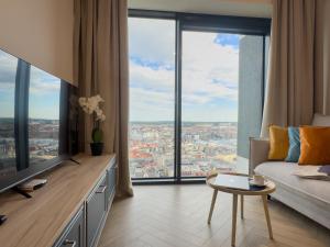 URBAN APARTMENTS GLOBAL SKYLINE, 23rd Floor No 17, Free Garage, Self Check-in, No Deposit