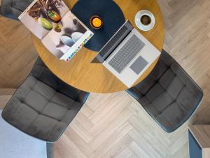 URBAN APARTMENTS GLOBAL SKYLINE, 23rd Floor No 17, Free Garage, Self Check-in, No Deposit