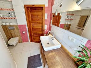 Anabel Old Town Apartment with 1 free parking offsite