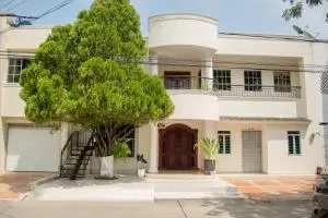 confortable apartaestudio norte, frente CC Alamedas - Los Manguitos