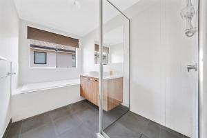 Charming Cozy Stylish Unique Retreat, Steps from Alira Village Mall, Park