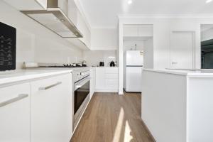 Charming Cozy Stylish Unique Retreat, Steps from Alira Village Mall, Park