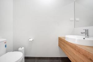 Charming Cozy Stylish Unique Retreat, Steps from Alira Village Mall, Park