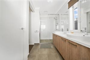 Charming Cozy Stylish Unique Retreat, Steps from Alira Village Mall, Park