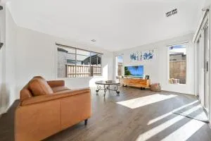 Charming Cozy Stylish Unique Retreat, Steps from Alira Village Mall, Park - كرانبورن