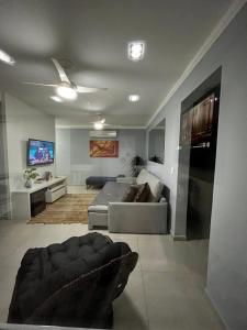 Apartamento 311, amplo com sacada e churrasqueira em Guaruja