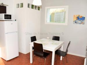 Maisons de vacances Charmante maison proche Chateaux de la Loire, jardin prive, parfait pour couples et familles - FR-1-381-371 : photos des chambres