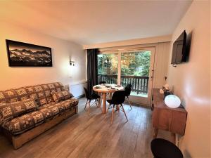 Studio skis aux pieds, 3 pers, centre Méribel, balcon, TV, fibre - FR-1-180-638