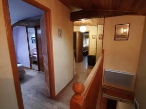 Maisons de vacances Gite cosy avec 3 chambres, cour privee, baby-foot et internet, equipements bebe inclus, animaux permis - FR-1-653-154 : photos des chambres