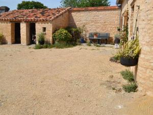 Maisons de vacances Gite renove 19eme siecle, 3 chambres, jardin prive, cheminee, internet, jeux, velos adultes, parking - FR-1-653-26 : photos des chambres