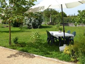 Maisons de vacances Gite renove 19eme siecle, 3 chambres, jardin prive, cheminee, internet, jeux, velos adultes, parking - FR-1-653-26 : photos des chambres