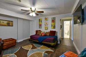 Comfy 1BR King Near Omaha Hotspots